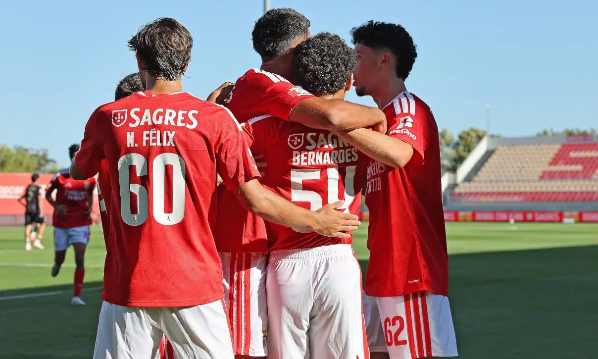 Gabriel Índio sai lesionado na vitória do Benfica 'B'
